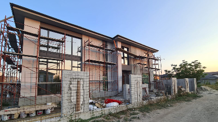 conac in constructie fatada alba profile decorative