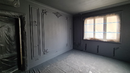 conac in constructie fatada alba profile decorative