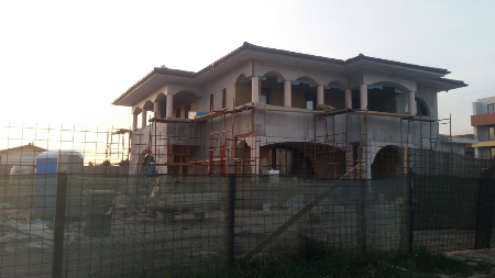 conac in constructie fatada alba profile decorative