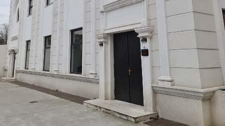 conac in constructie fatada alba profile decorative